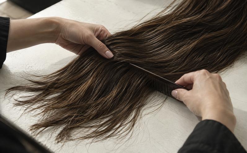Zorgvuldige afwerking van het haar